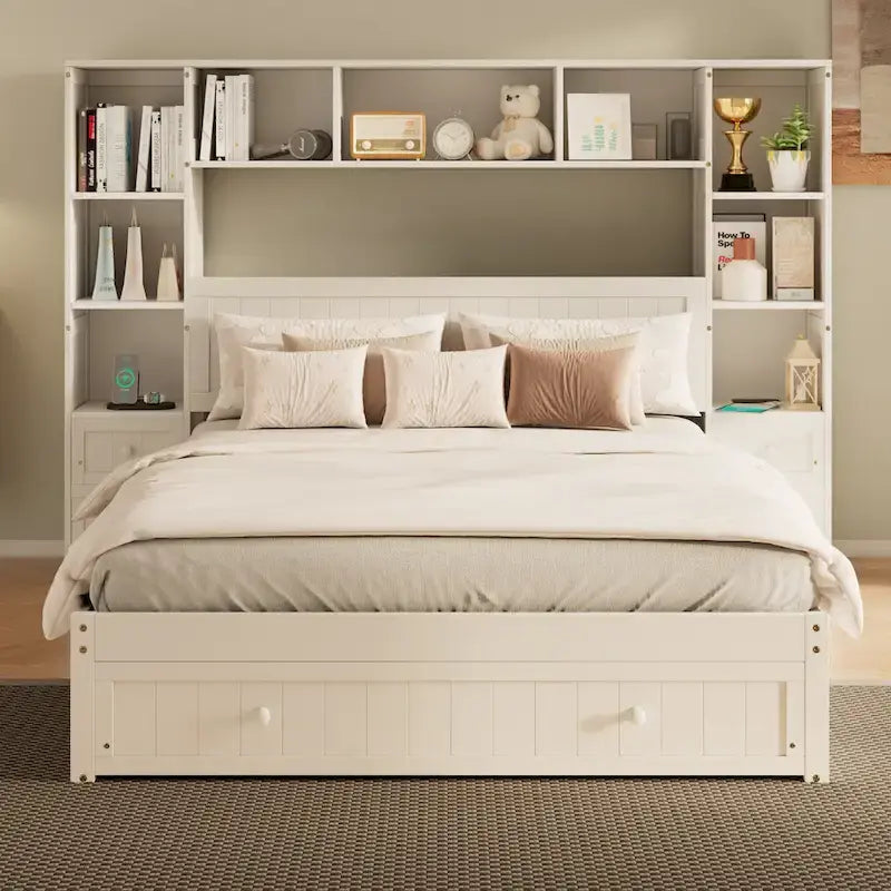 Cama de plataforma de madera de pino con cajones de almacenamiento, mesitas de noche, estantería y estaciones de carga