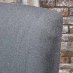 Sillón decorativo de respaldo alto con orejas y patas de madera de abedul