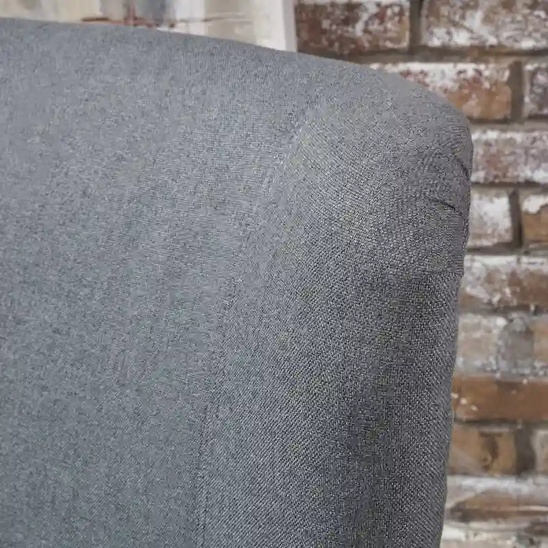Sillón decorativo de respaldo alto con orejas y patas de madera de abedul