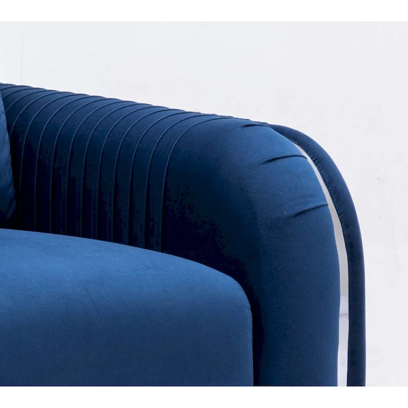 Sillón decorativo de terciopelo azul con ribete cromado y reposabrazos plisados verticales