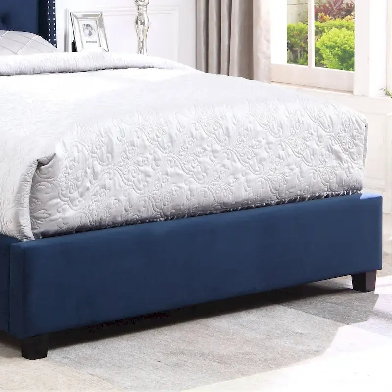 Cama tapizada tipo plataforma con cabecero de ala con capitoné