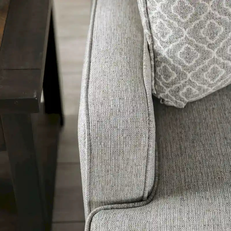 Sofá gris de tela transicional con almohadas decorativas