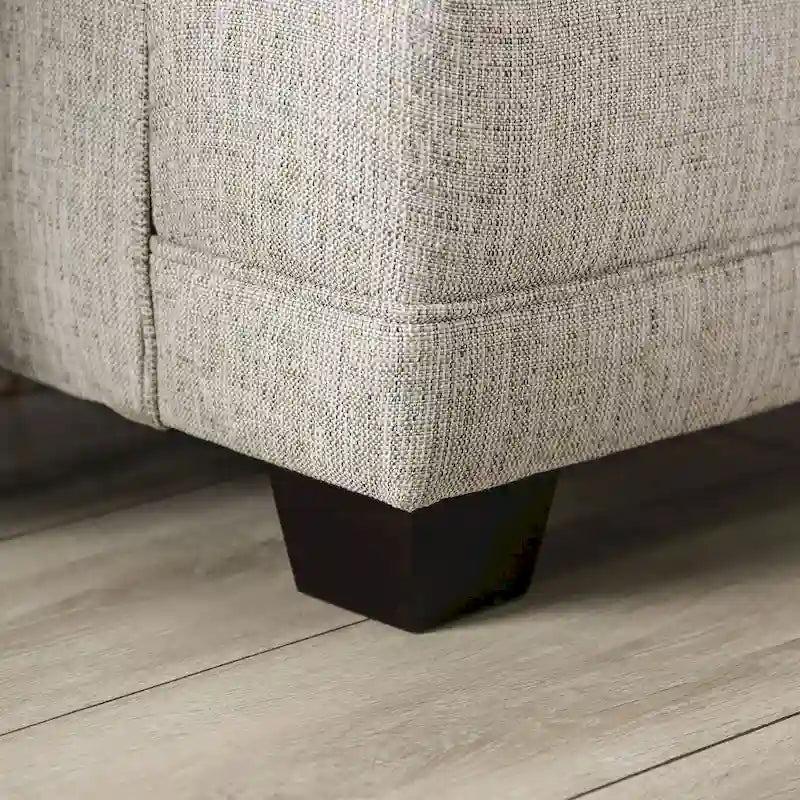 Sofá gris de tela transicional con almohadas decorativas