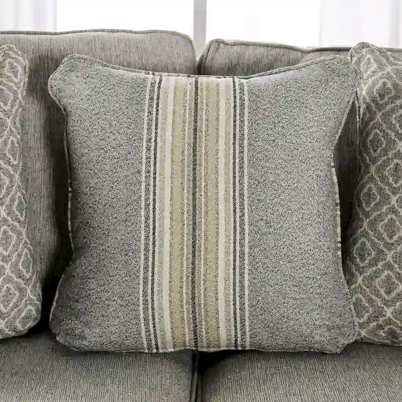 Sofá gris de tela transicional con almohadas decorativas